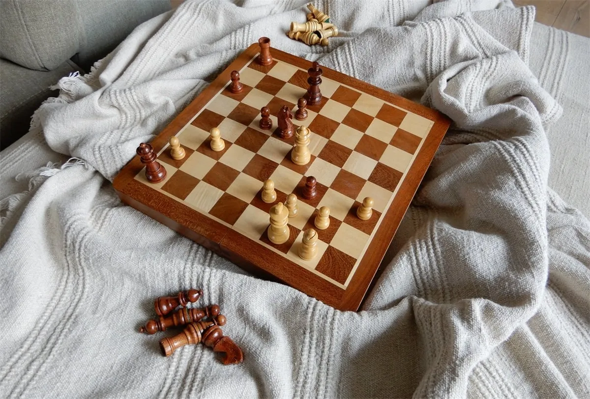 Medinis sulankstomas šachmatų rinkinys, uosio mediena, 38 × 38 × 2,5 cm