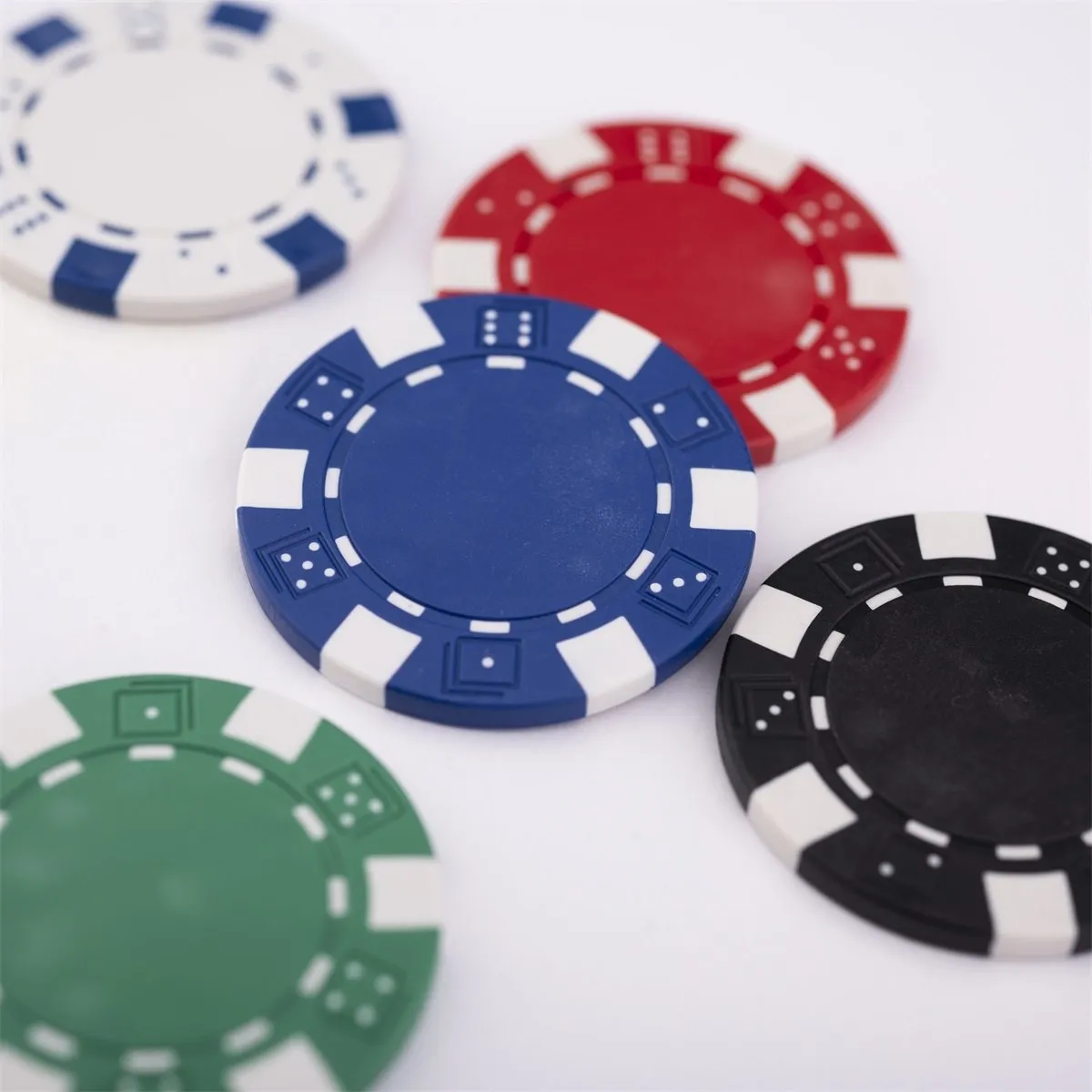 23315c29a671aa969c81cd044f446f95298841a9 Pokerio rinkinys sidabrinės spalvos dėkle, be verčių, 500 žetonų 11.5g