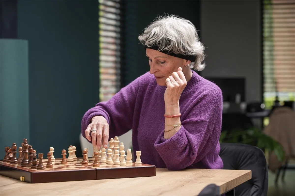 2a5697448a61d3f8a5335a65244124357f80e712 Medinis sulankstomas šachmatų rinkinys, uosio mediena, 45.5 x 45.5 x 6.8 cm