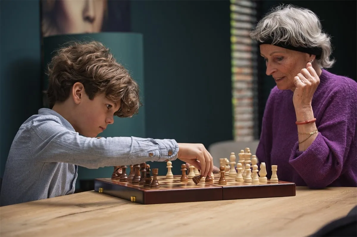 42332b8ce5ac11117a187818edcc388a77d4e160 Medinis sulankstomas šachmatų rinkinys, uosio mediena, 45.5 x 45.5 x 6.8 cm