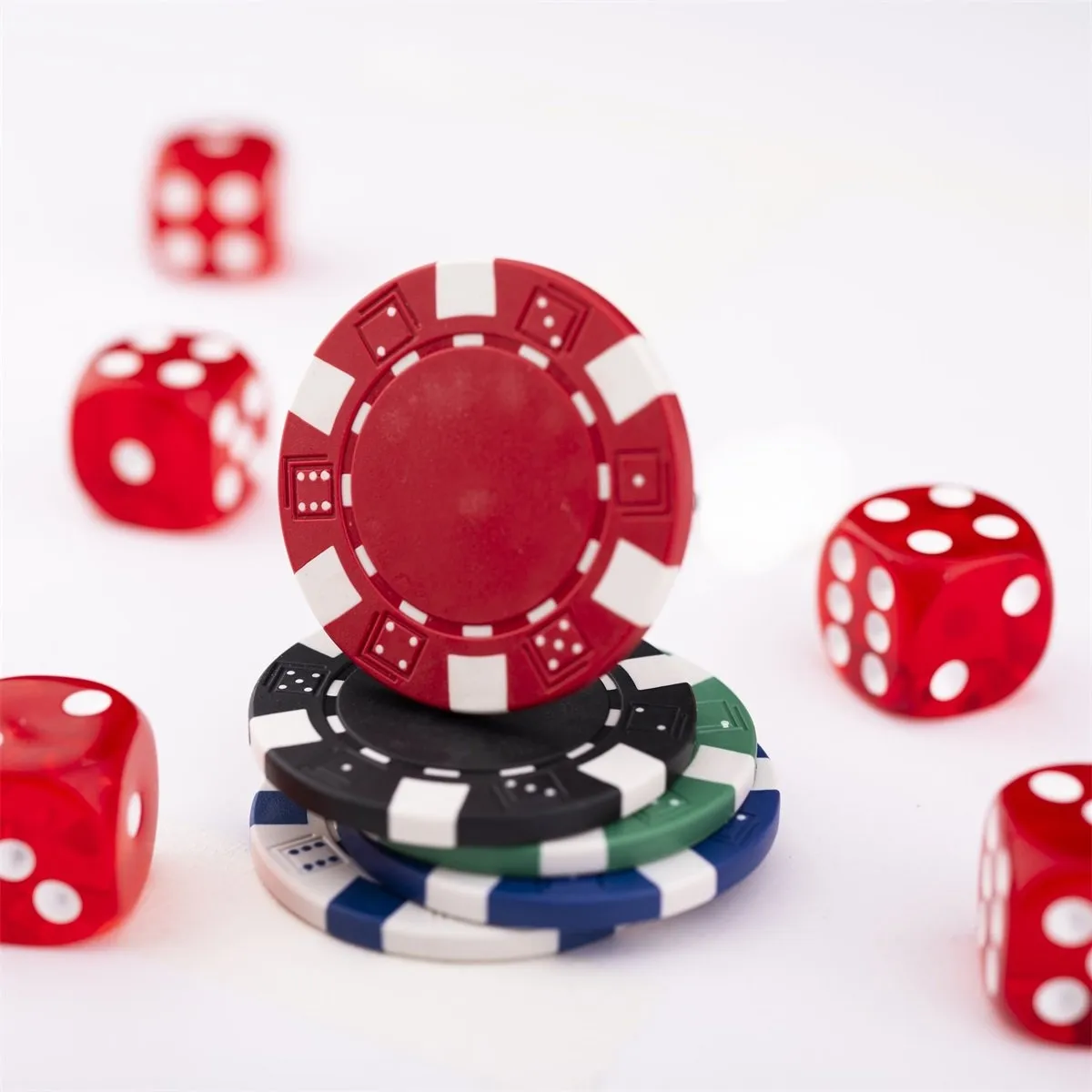 81ef2a0e9e6206abfd96ba1f28668a7a5b0bfa18 Pokerio rinkinys sidabrinės spalvos dėkle, be verčių, 500 žetonų 11.5g