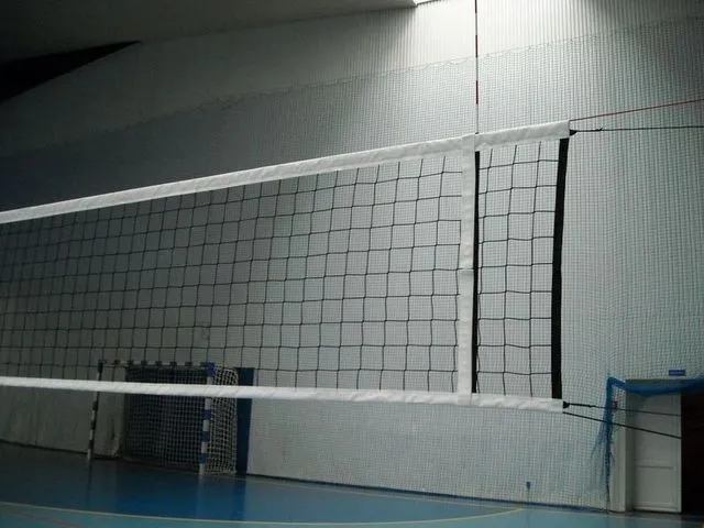 Varžybinis tinklinio tinklas PP3mm 9,5x1m (juodas su trosu ir antenomis)